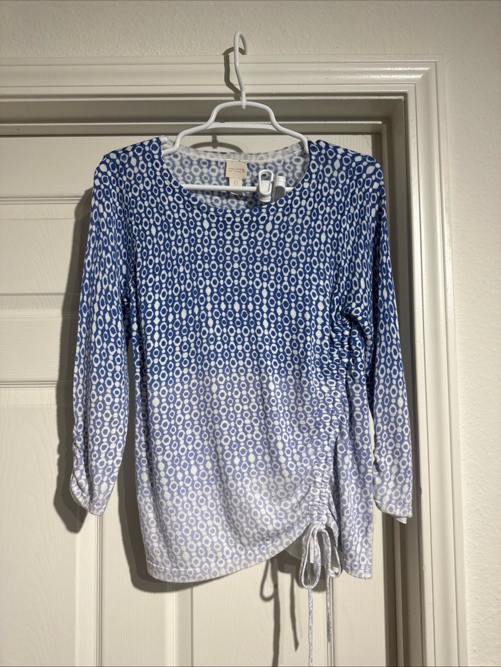 Chico’s Blue/ White Geometric Ombre Circle Dot w Side Cinch Sweater Size 0 (SM) - Picture 2 of 7
